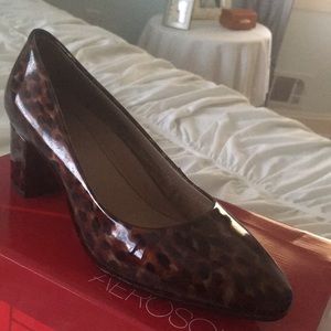 Aerosols size 8 1/2 NWT